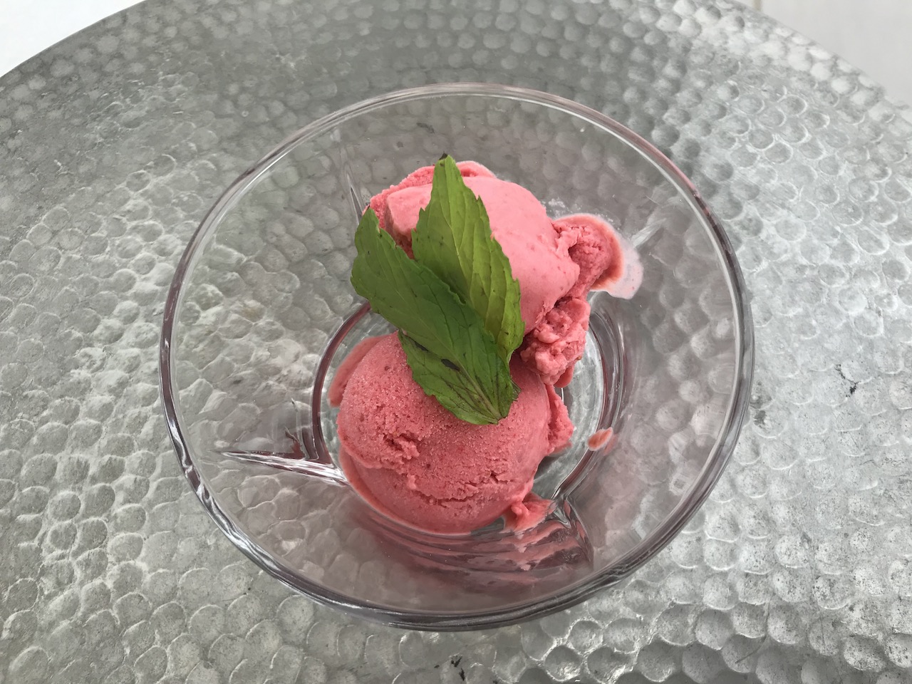 παγωτό φράουλα low cal σε μπωλ