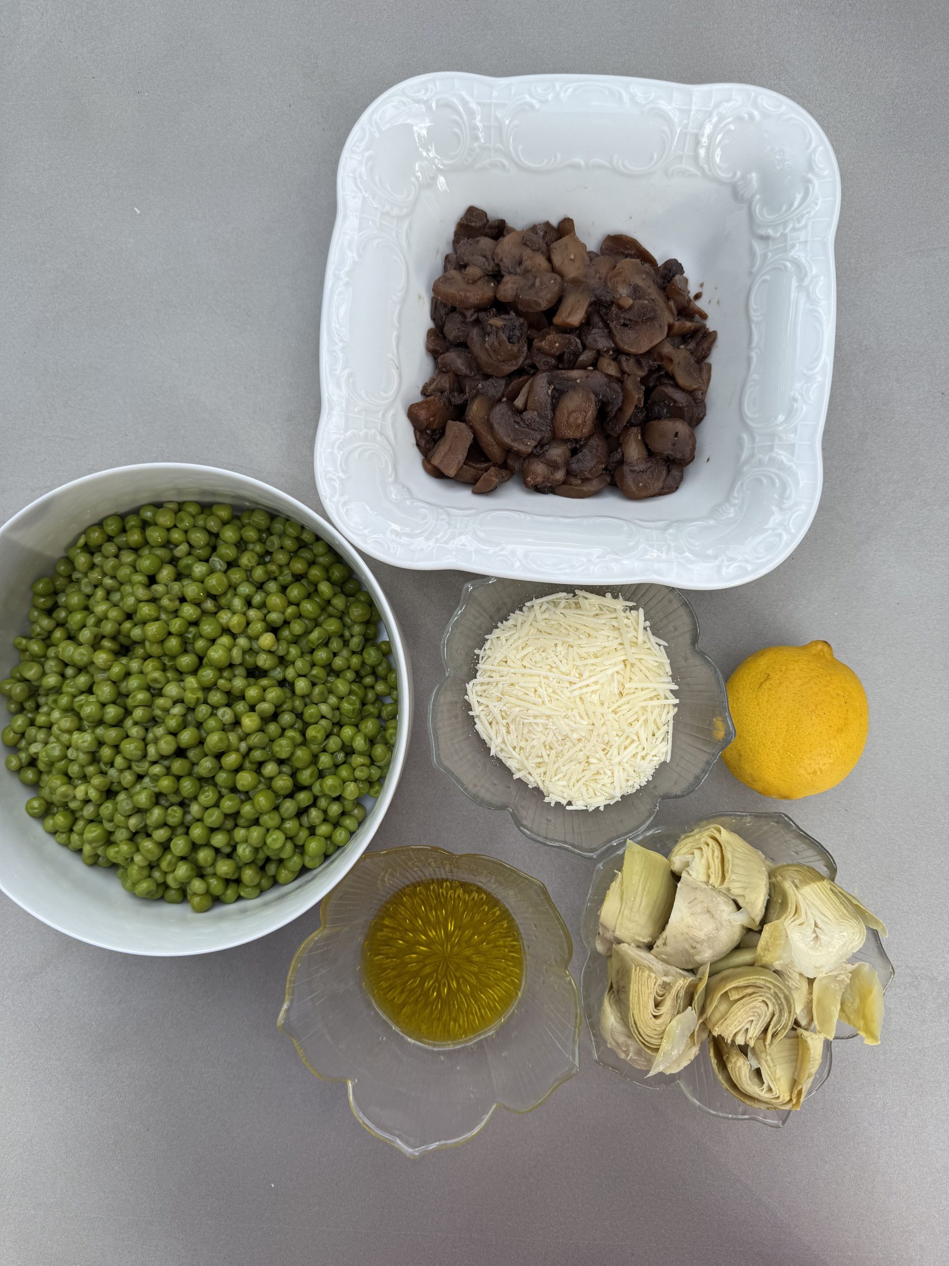 υλικά για ζεστή σαλάτα με μανιτάρια, αγκινάρες και μπιζέλια