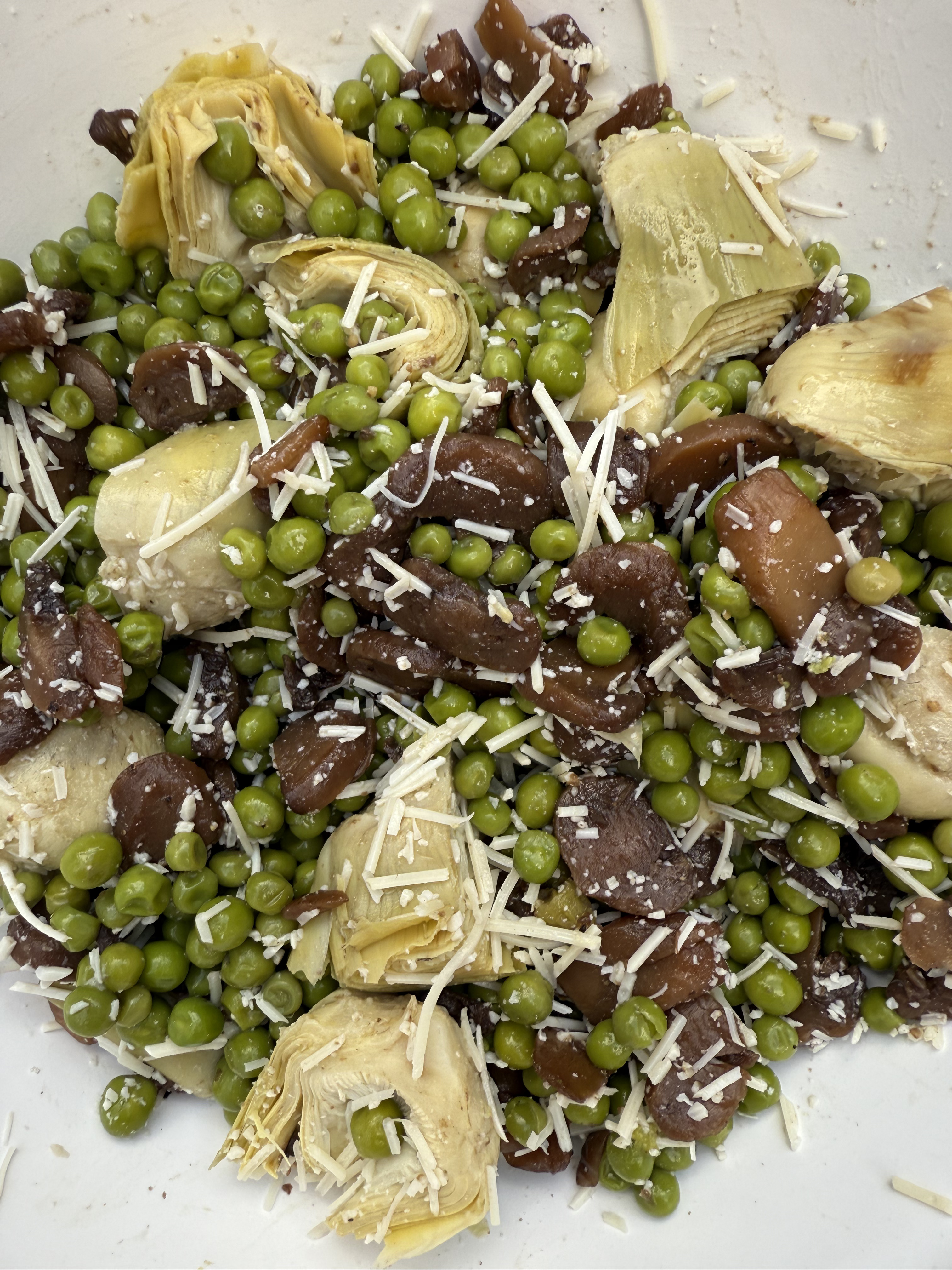 vegetarian salad with peas, mushrooms and artichokes